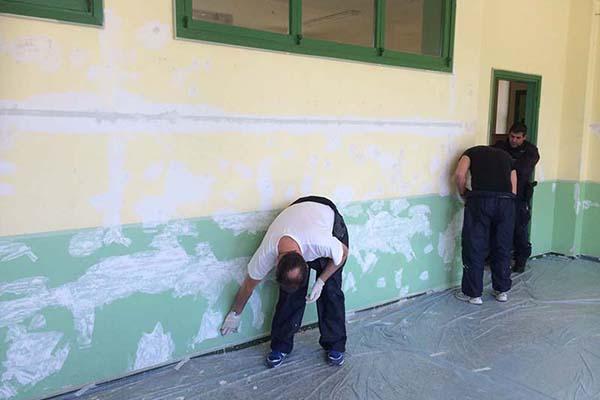 I detenuti tinteggiano la scuola primaria Rodari (FOTOGALLERY)