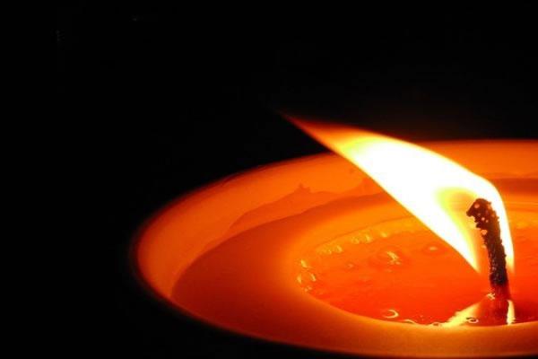 In piazza Duomo, “700 luci accese”, per riflettere sui fatti avvenuti nel Mediterraneo