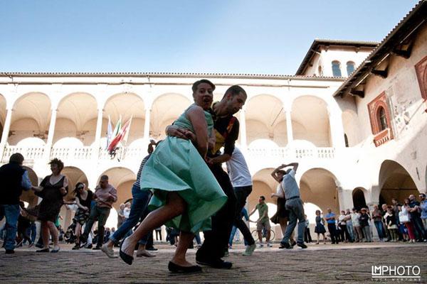 La “Scuola in piazza” inaugura il “Fuori Expo” novarese al Broletto
