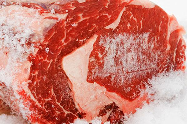 Ladri buongustai in azione ad Arona: rubata carne dai congelatori di due case