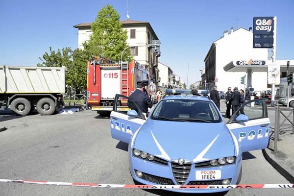Protesta dei residenti di via Wild per la sicurezza dell’incrocio: “anche la segnaletica non aiuta”