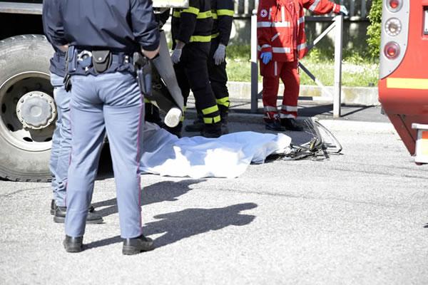 Tir investe anziano in bicicletta, che muore sul colpo