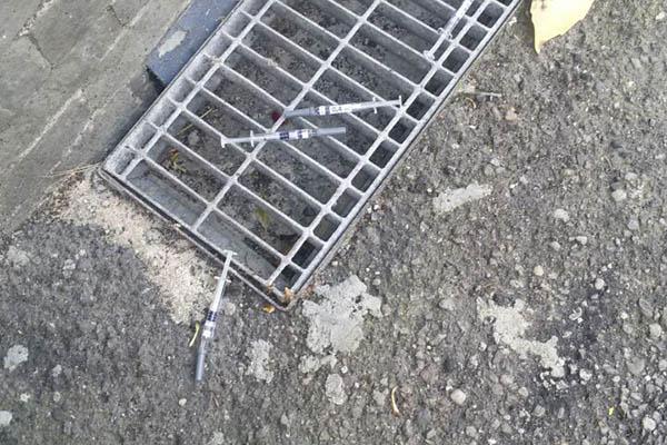 Via Frasconi: sei siringhe abbandonate all’angolo con via Scavini