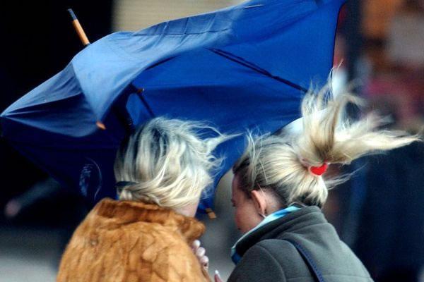 Vigili del fuoco impegnati per i disagi arrecati dal  vento