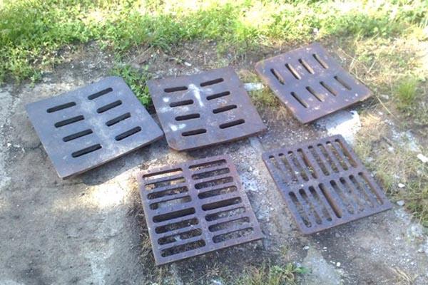 46enne nei guai per aver rubato alcuni tombini, mettendo a rischio la sicurezza stradale