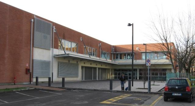 Borgomanero, entra a scuola e la devasta