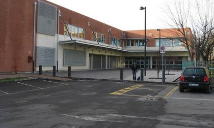 Borgomanero, entra a scuola e la devasta