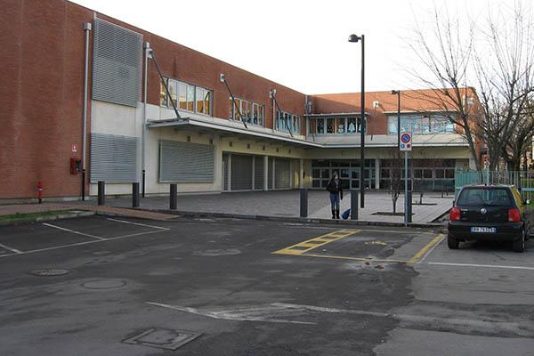 Borgomanero, entra a scuola e la devasta