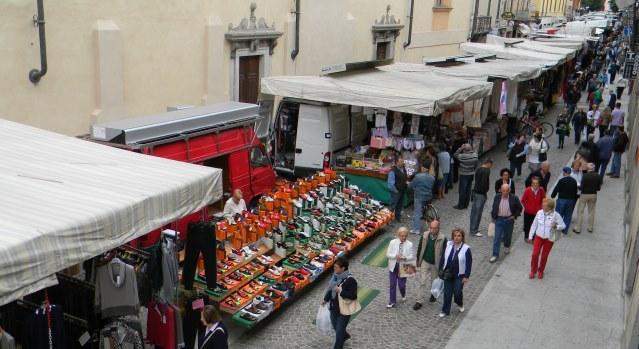 Al mercato di Borgomanero venerdì 29 tornano i banchi extralimentari