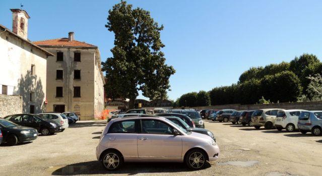 Borgomanero: la politica? Si fa al parcheggio