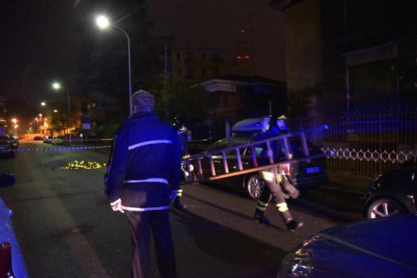 Cade dall’alto di un palazzo: è successo alle 23,30 in via Venezia