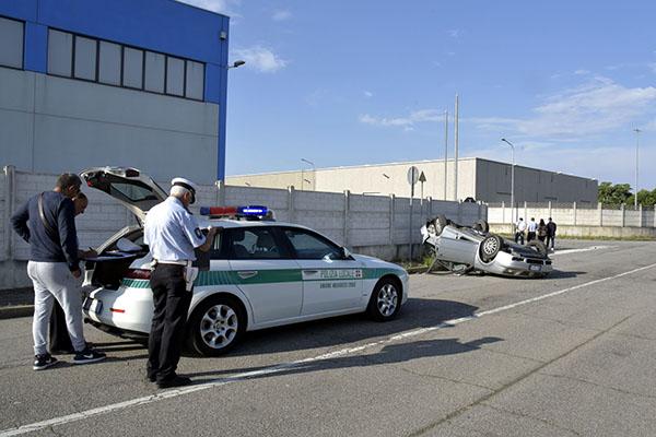 Caltignaga: incidente con auto rovesciata