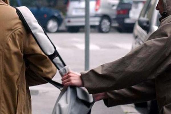 Col trucco le rubano la borsetta