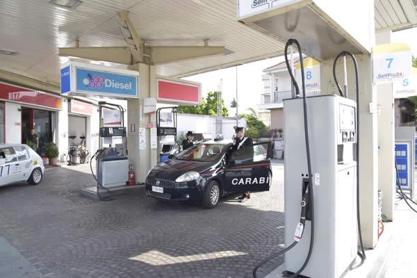 Distributore della Esso preso di mira dai ladri