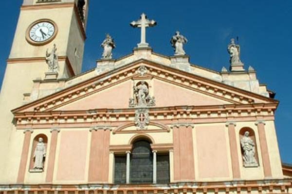 Funerali della giovane senza nome a Bellinzago: in 400 hanno partecipato al suo saluto