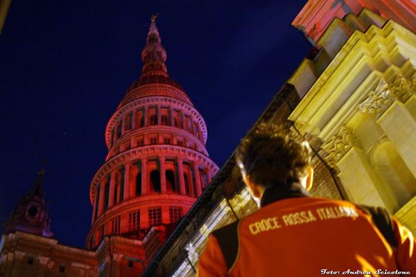 Giornata mondiale della Croce Rossa: la Cupola si è colorata di rosso