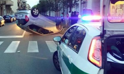 Incidente in viale Volta: auto rovesciata