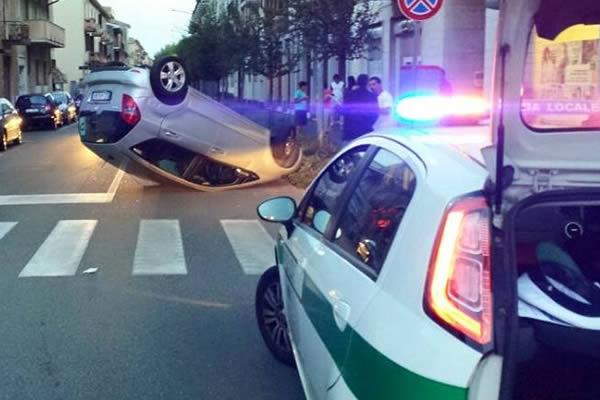 Incidente in viale Volta: auto rovesciata