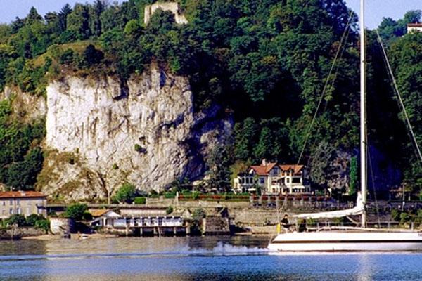 Lavori sulla parete rocciosa della Rocca Borromea: senso unico alternato sulla Statale per 120 giorni