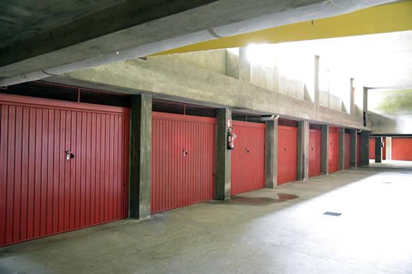 Raid in un palazzo: “ripuliti” 10 garage