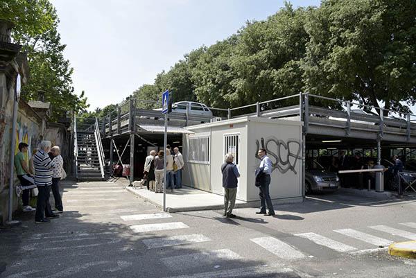 Sbarra bloccata al parcheggio di viale Marconi