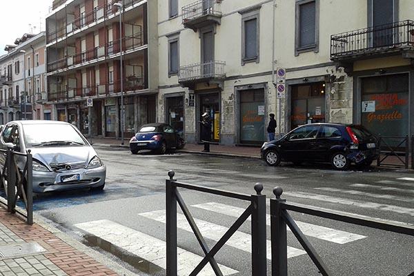 Scontro tra più auto in corso Milano