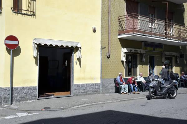 Sfondano la vetrina del locale con un’auto e prendono di mira le slot machines