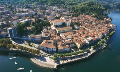 Arona: in stato di ebbrezza in un bar, danneggia il locale