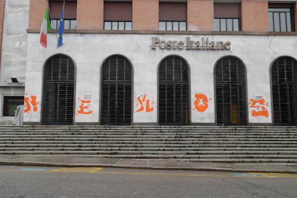 Due giovani novaresi individuati come i presunti imbrattatori delle pareti delle Poste centrali