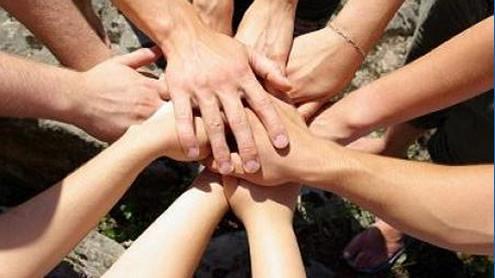 Il brindisi? E’ per sostenere la mensa solidale