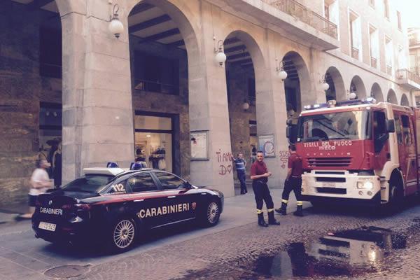 In corso Cavour carabinieri e vigili del fuoco
