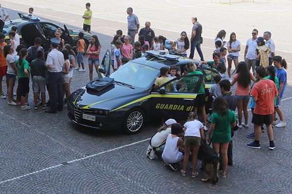 Al Grest dell’istituto salesiano esibizione delle unità cinofile antidroga della Finanza