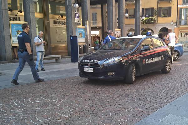 Carabinieri e Polizia in corso Cavour alle 16