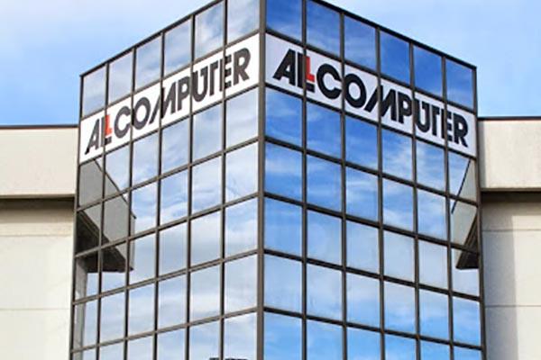 Chiedono di riparare il telefonino e scappano con un pc