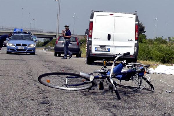 Ciclista perde la vita in un incidente lungo l’ex statale 11