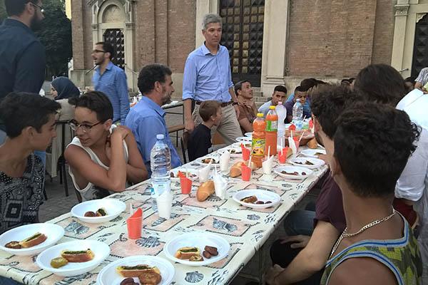 Dopo il digiuno per il Ramadan, cena di iftar in piazza a S. Agabio