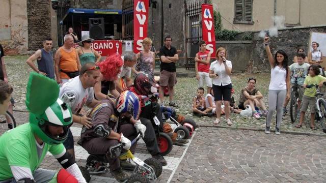 Giù dalla discesa con macchine auto costruite