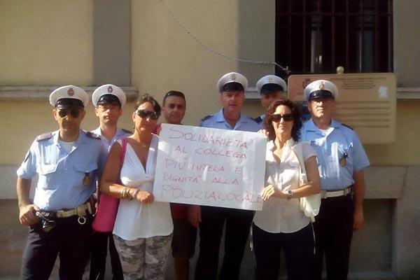 Manifestazione della Polizia locale davanti al Comune per esprimere solidarietà ai colleghi feriti