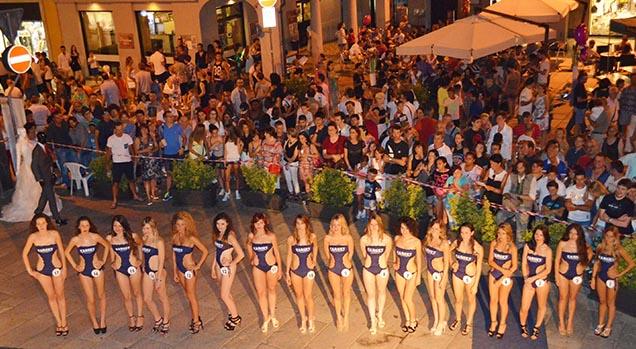 Migliaia di persone a Borgomanero per la lunga notte dei saldi