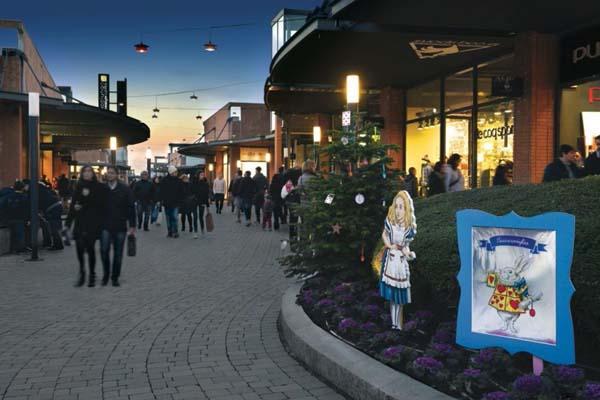 Sottrae profumi e abbigliamento da negozi dell’outlet: denunciata 44enne