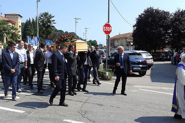 Una folla per l’ultimo saluto a Mario Cavanna