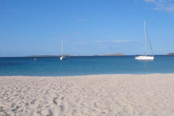 18enne novarese in vacanza in Sardegna rischia di rimanere paralizzato