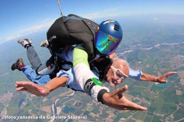A 91 anni in volo con il paracadute