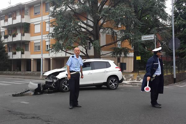 Auto contro una recinzione in via Adamello