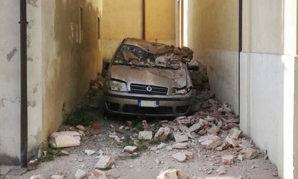 Crollo alla chiesa di Cameri, giù un cornicione