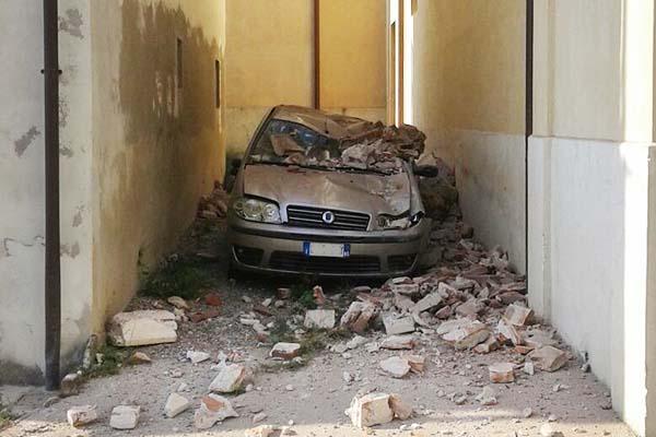 Crollo alla chiesa di Cameri, giù un cornicione