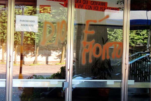 “Dio è morto”: raid vandalico al Don Bosco
