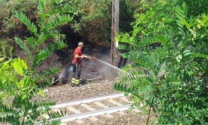 Incendio sui binari a San Martino di Trecate