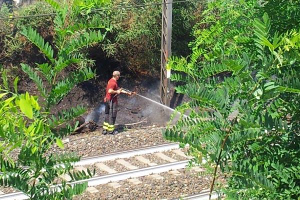 Incendio sui binari a San Martino di Trecate