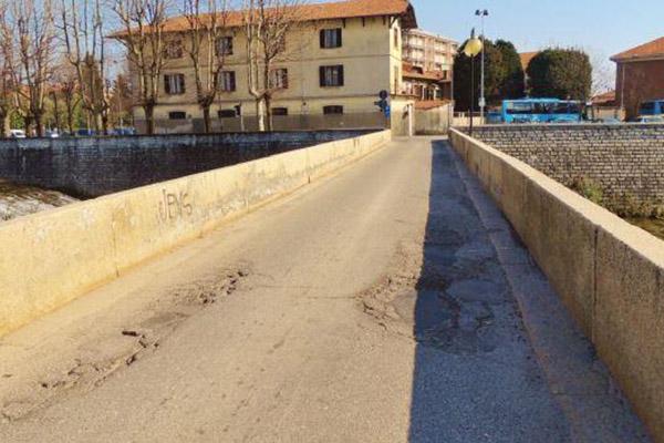 Lastre di granito sul ponte Araldo